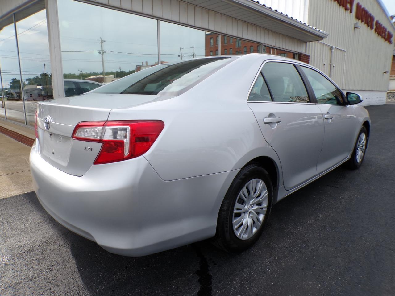 Toyota Camry 4dr Sdn I4 Auto LE (Natl) 2012