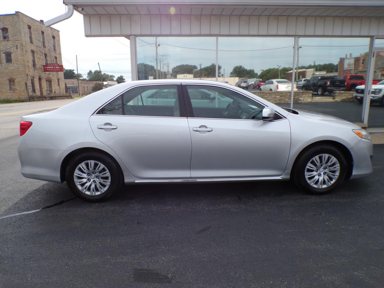 Toyota Camry 4dr Sdn I4 Auto LE (Natl) 2012