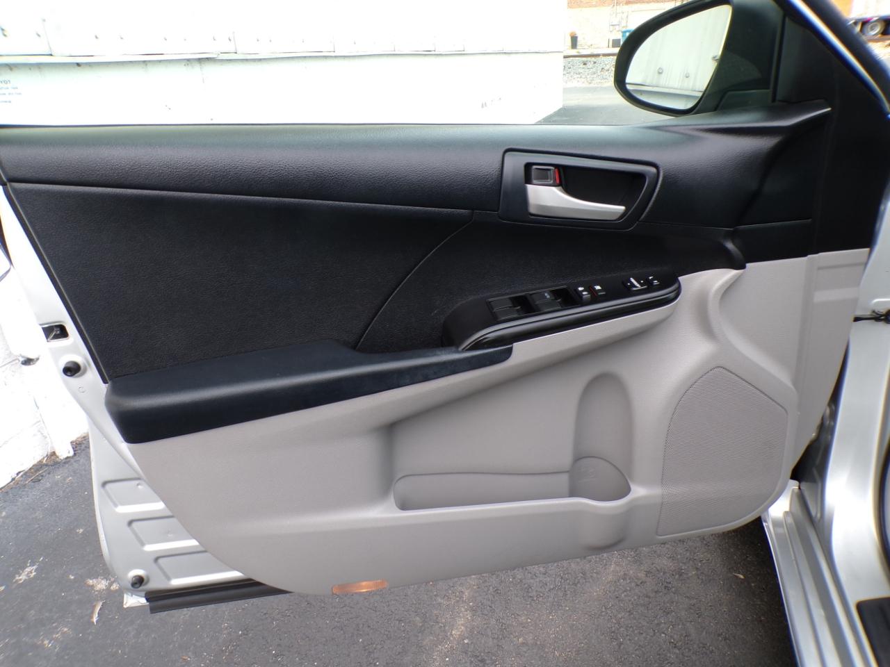 Toyota Camry 4dr Sdn I4 Auto LE (Natl) 2012