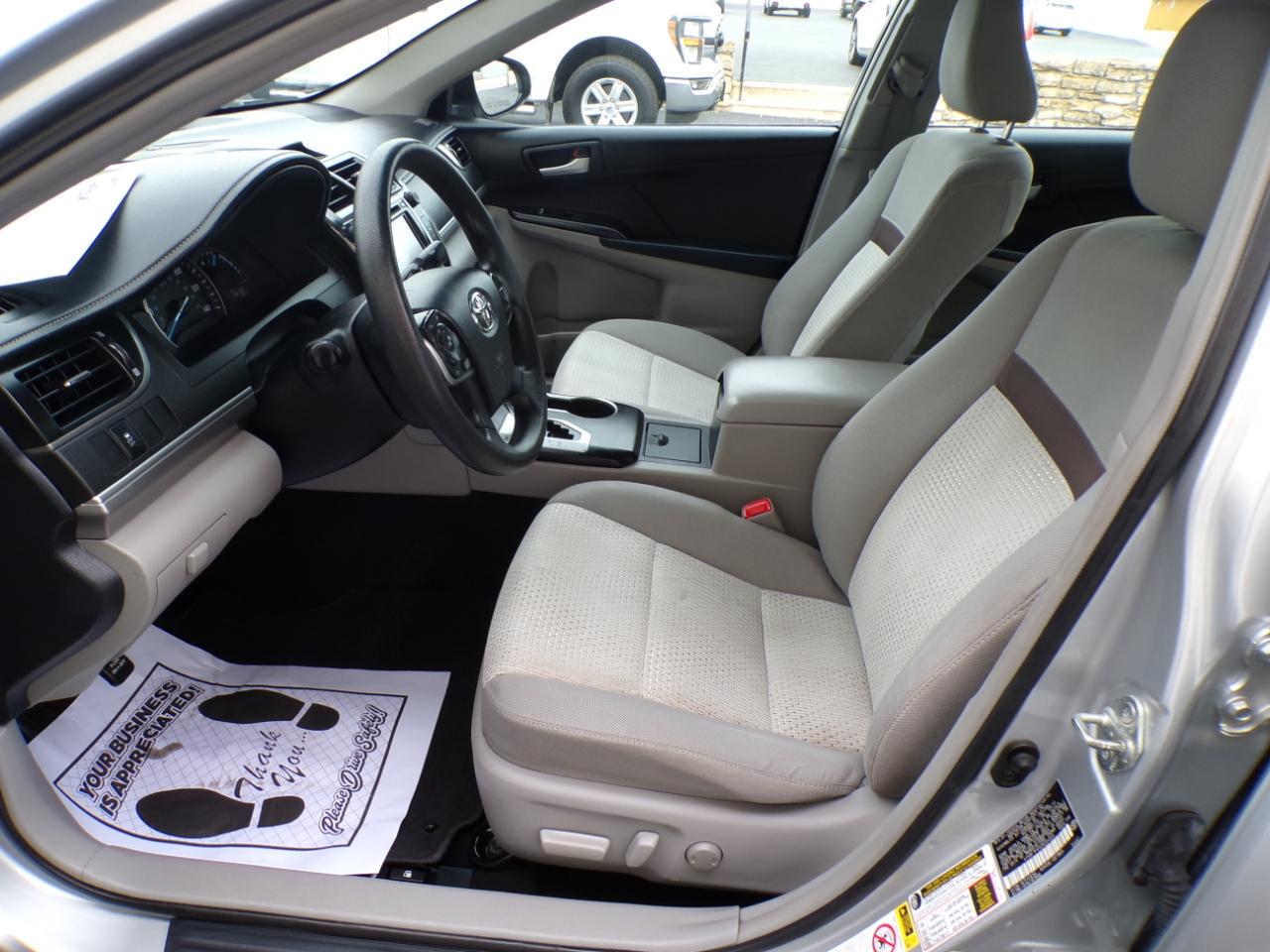 Toyota Camry 4dr Sdn I4 Auto LE (Natl) 2012