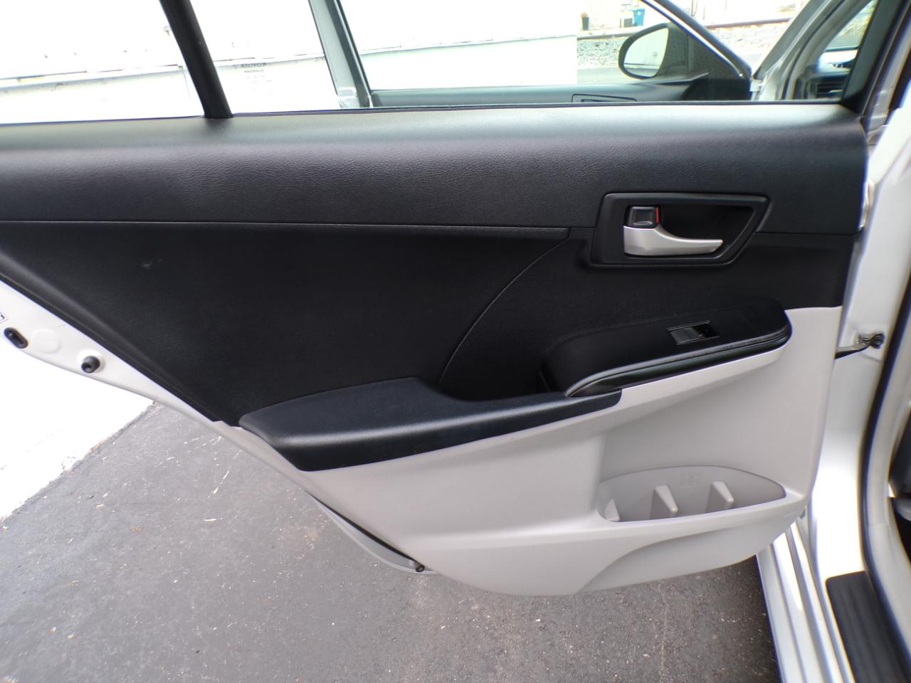 Toyota Camry 4dr Sdn I4 Auto LE (Natl) 2012