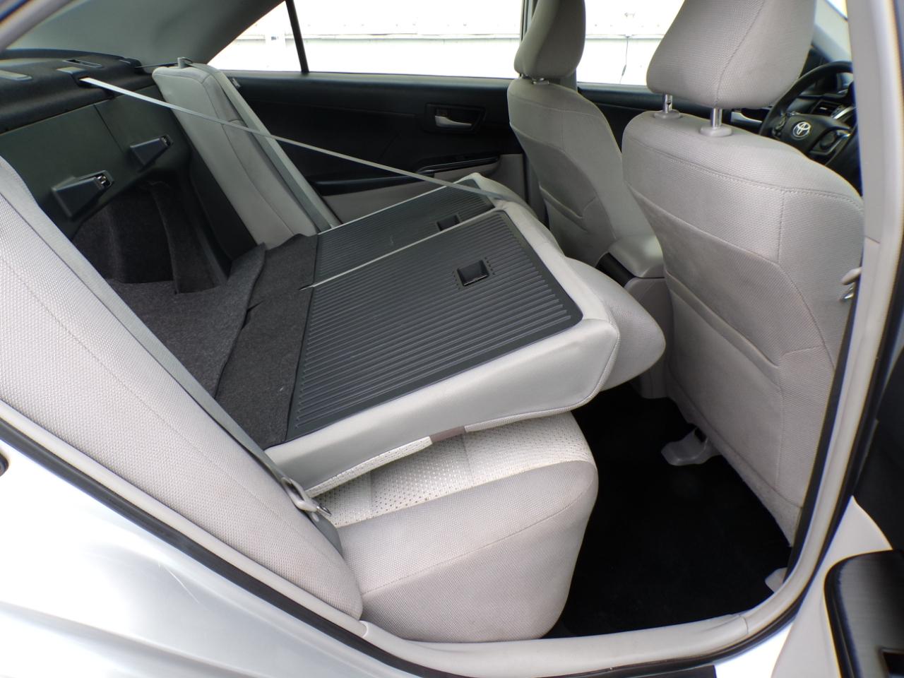 Toyota Camry 4dr Sdn I4 Auto LE (Natl) 2012