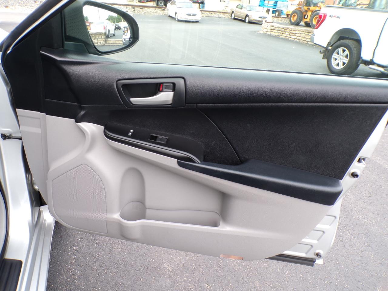 Toyota Camry 4dr Sdn I4 Auto LE (Natl) 2012