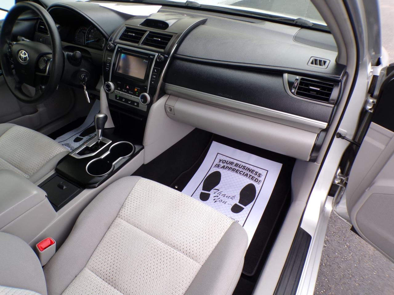 Toyota Camry 4dr Sdn I4 Auto LE (Natl) 2012