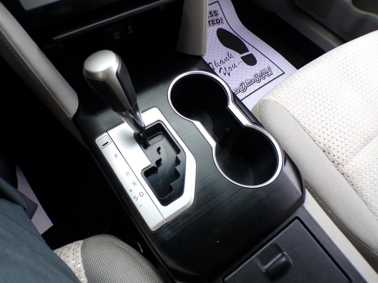 Toyota Camry 4dr Sdn I4 Auto LE (Natl) 2012