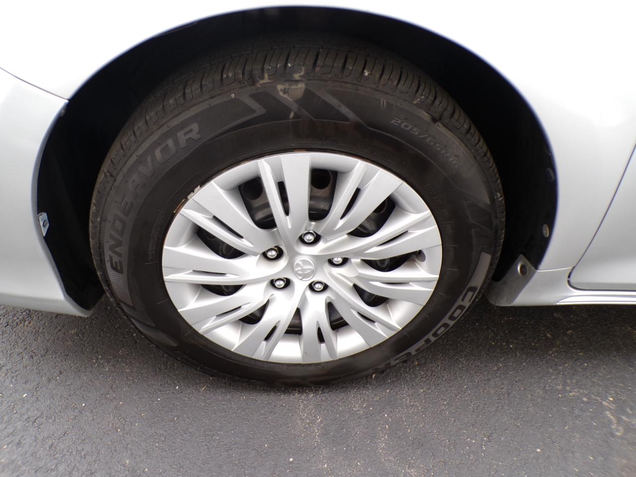 Toyota Camry 4dr Sdn I4 Auto LE (Natl) 2012