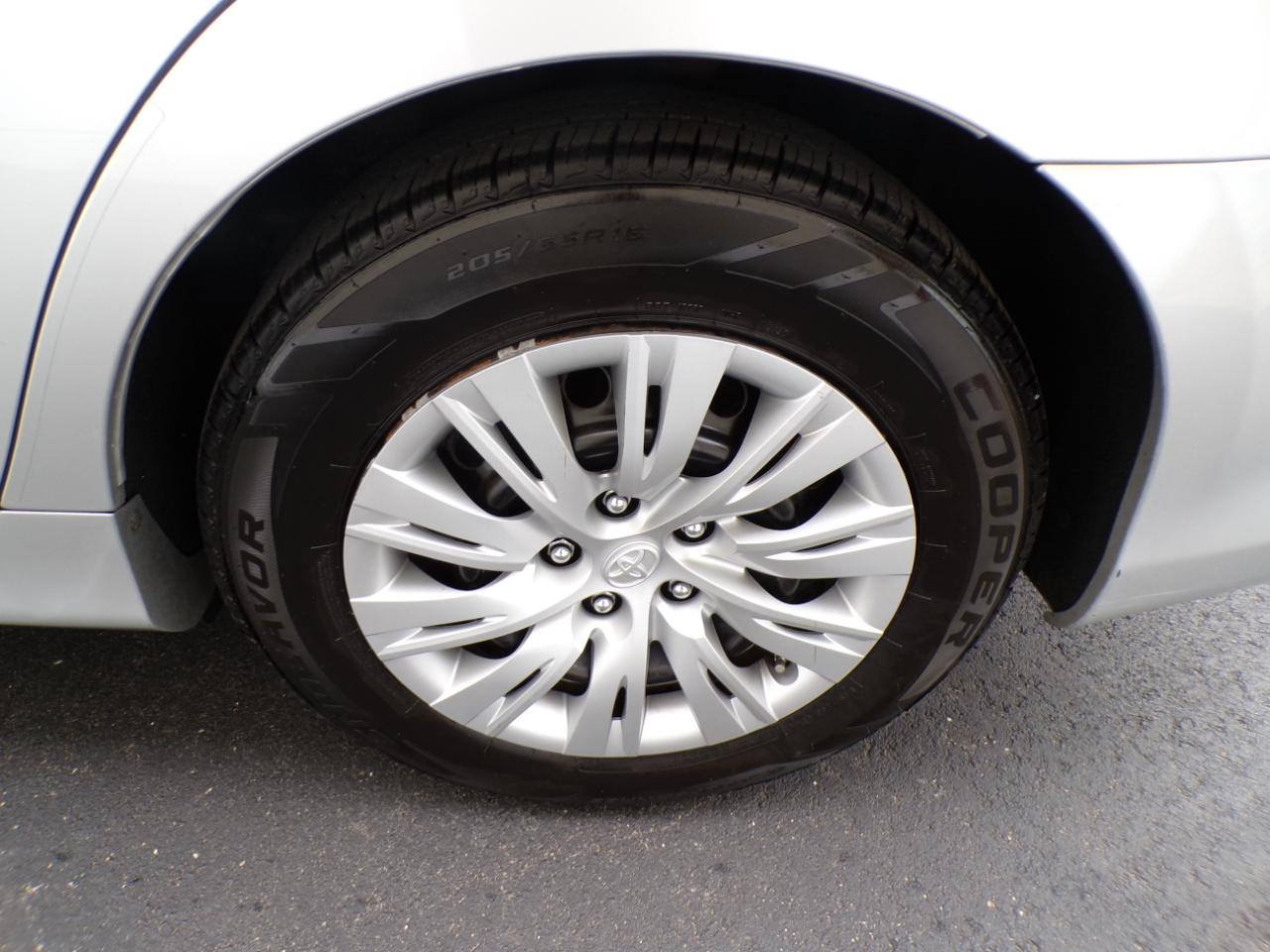 Toyota Camry 4dr Sdn I4 Auto LE (Natl) 2012
