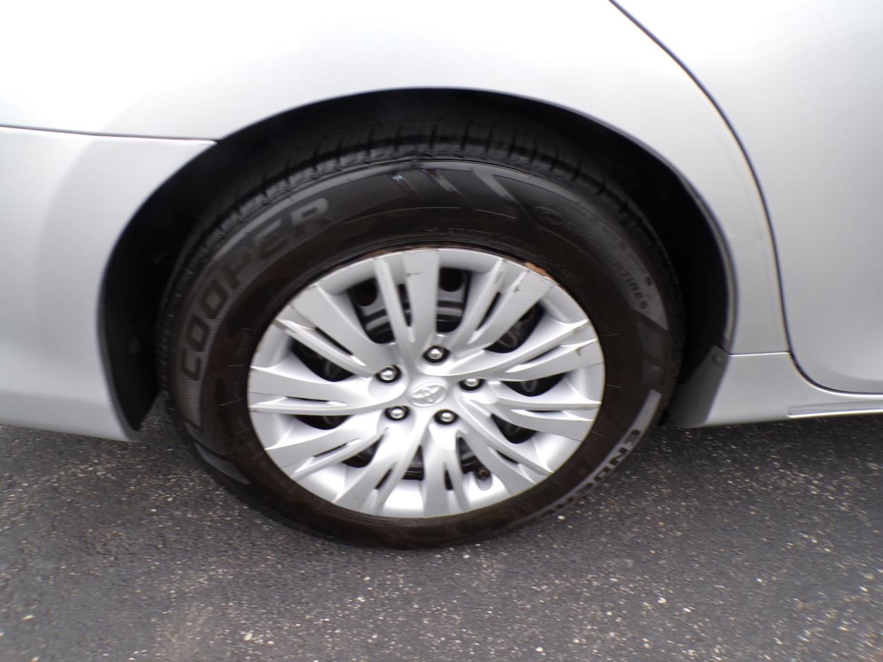 Toyota Camry 4dr Sdn I4 Auto LE (Natl) 2012