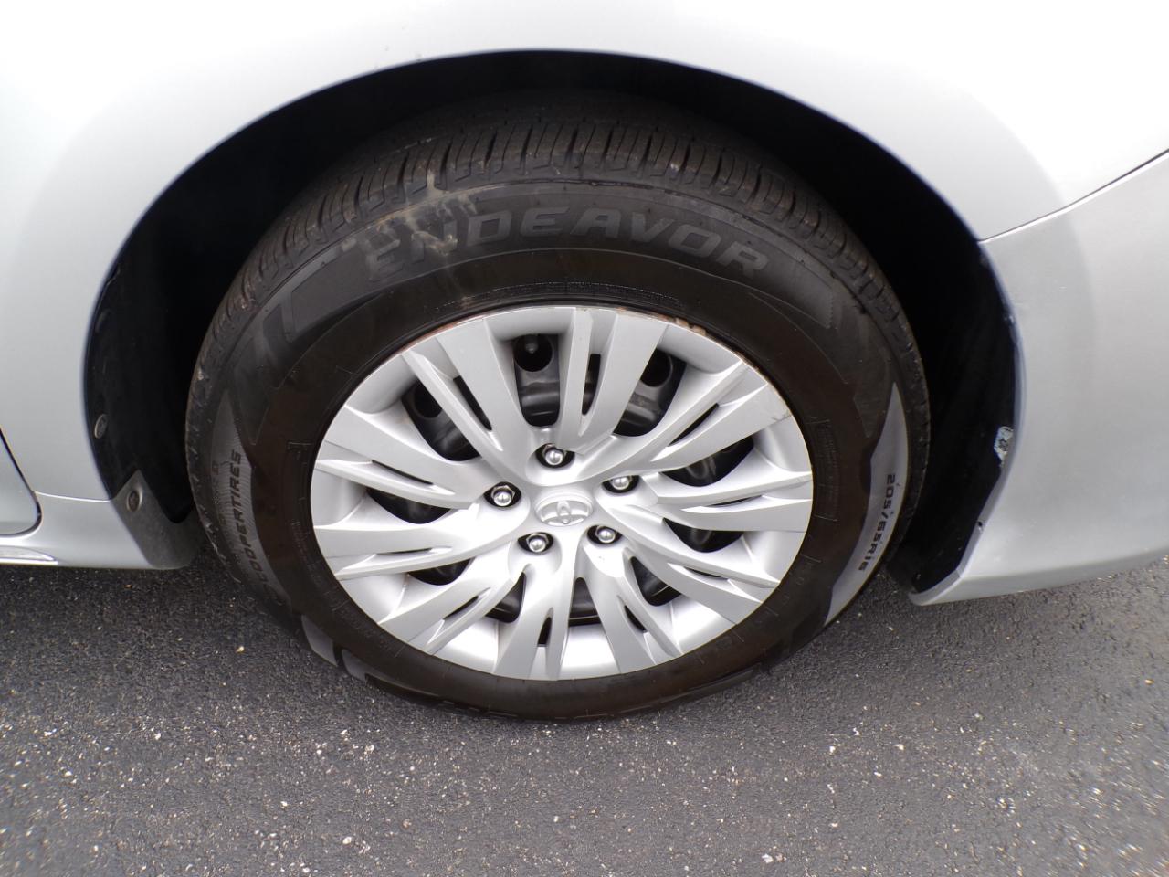 Toyota Camry 4dr Sdn I4 Auto LE (Natl) 2012