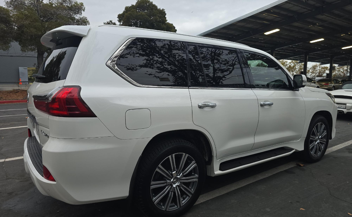 2016 Lexus LX 570 photo 2