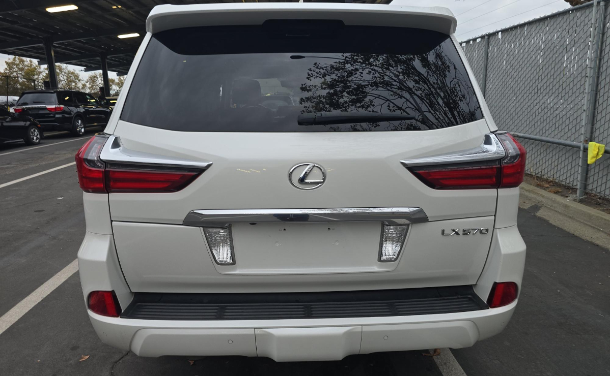 2016 Lexus LX 570 photo 3