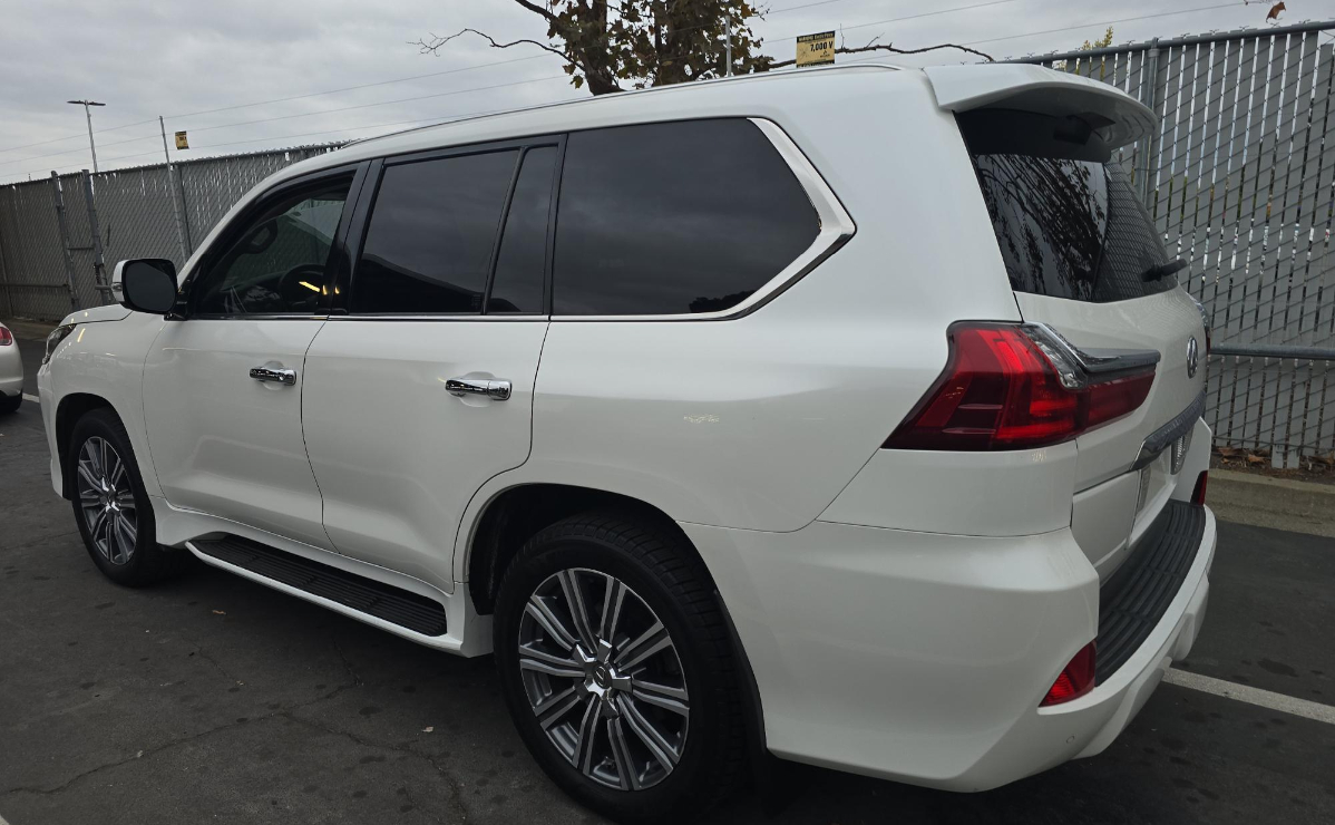 2016 Lexus LX 570 photo 4