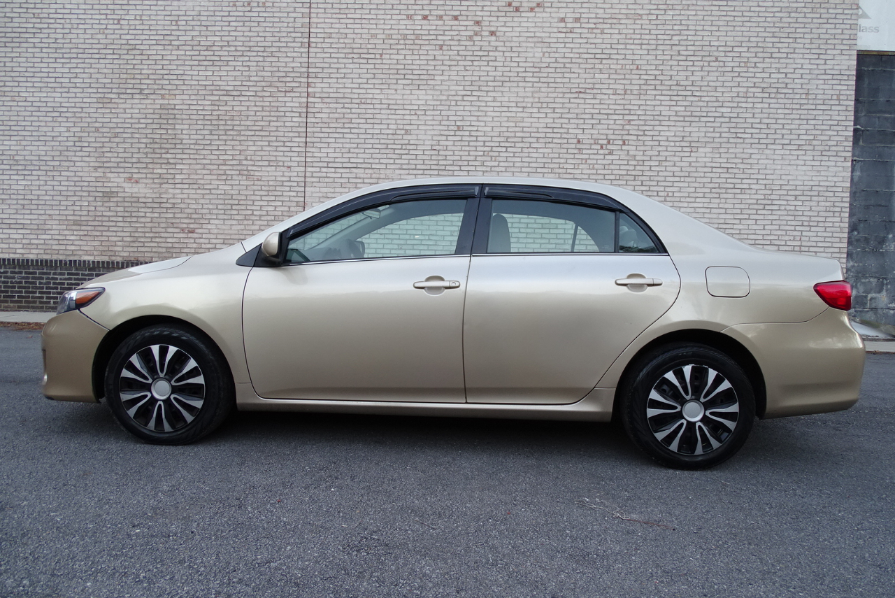 Toyota Corolla 4dr Sdn Auto LE Special Edition (Natl) 2013