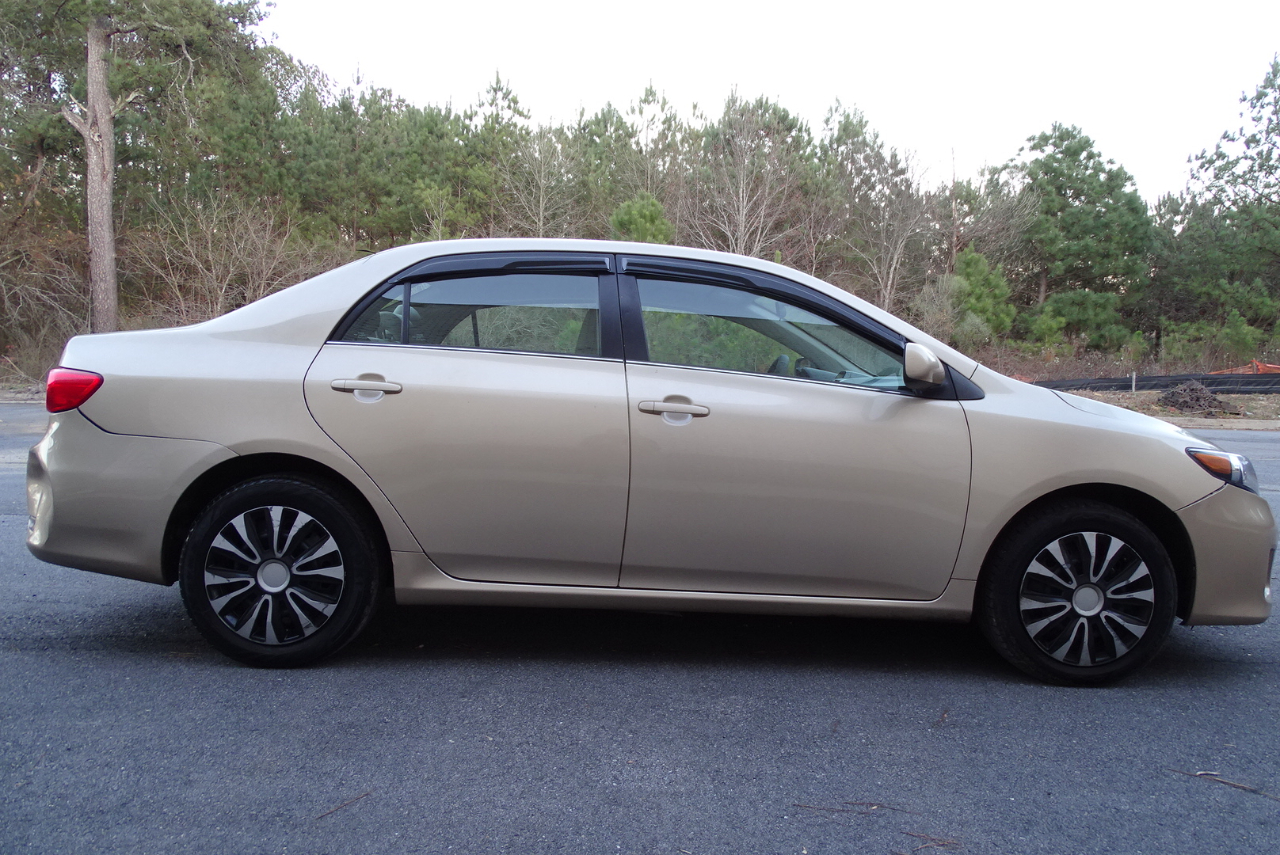 Toyota Corolla 4dr Sdn Auto LE Special Edition (Natl) 2013