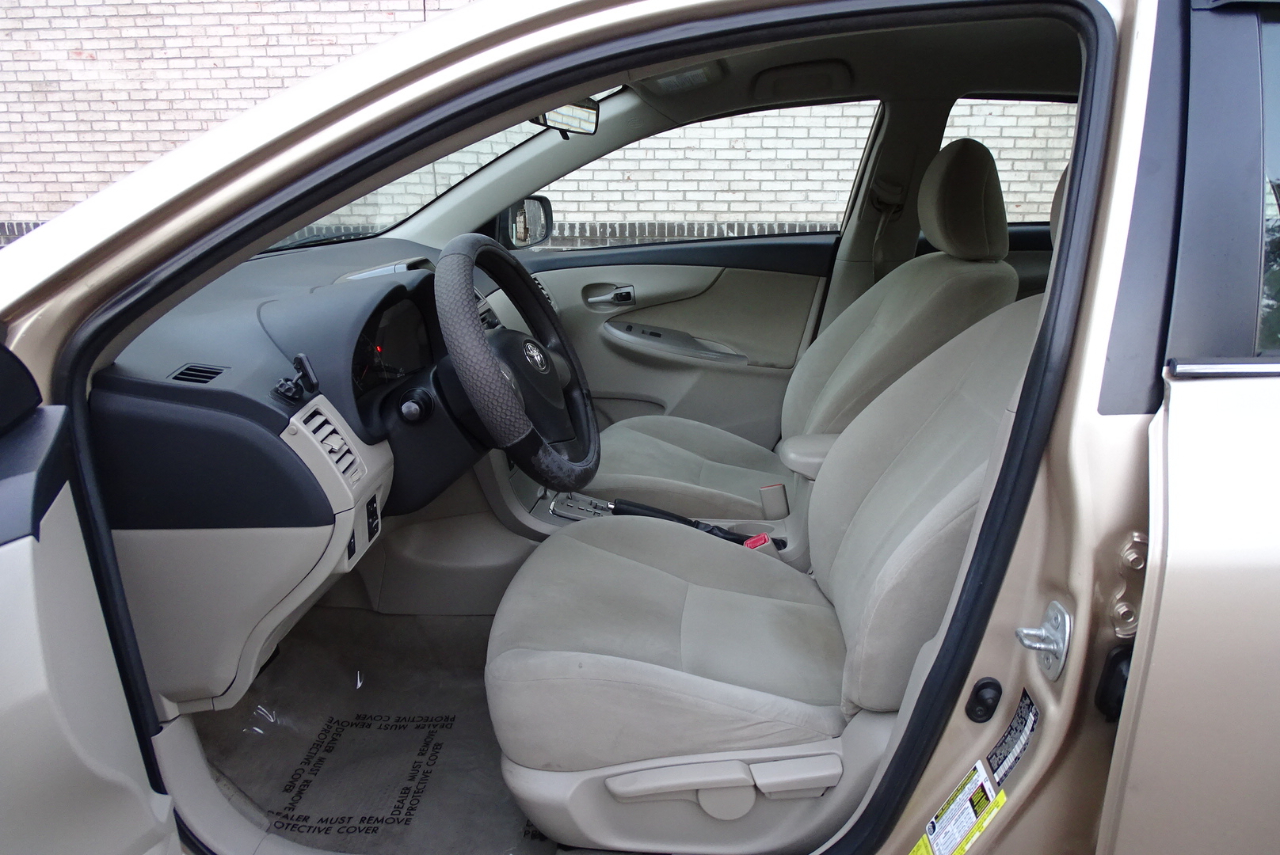 Toyota Corolla 4dr Sdn Auto LE Special Edition (Natl) 2013