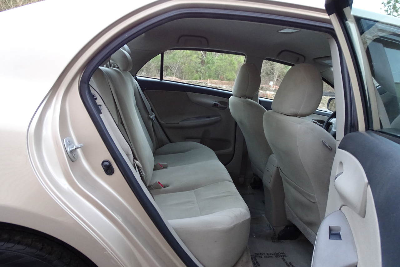 Toyota Corolla 4dr Sdn Auto LE Special Edition (Natl) 2013