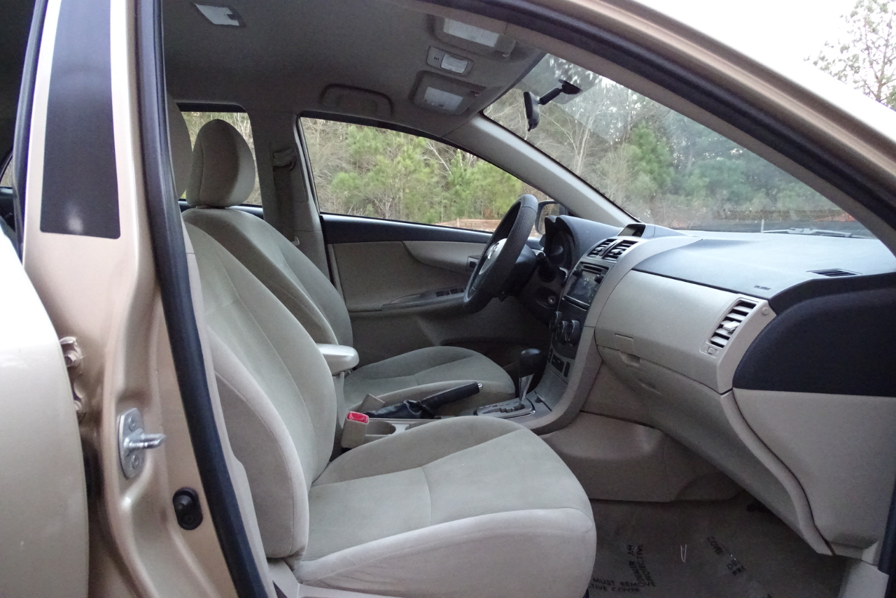 Toyota Corolla 4dr Sdn Auto LE Special Edition (Natl) 2013