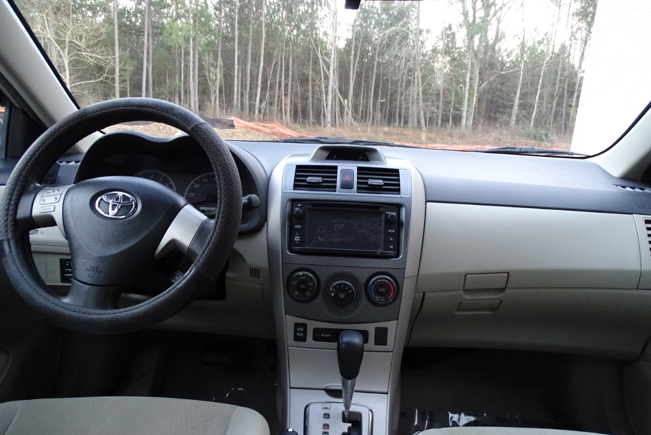 Toyota Corolla 4dr Sdn Auto LE Special Edition (Natl) 2013