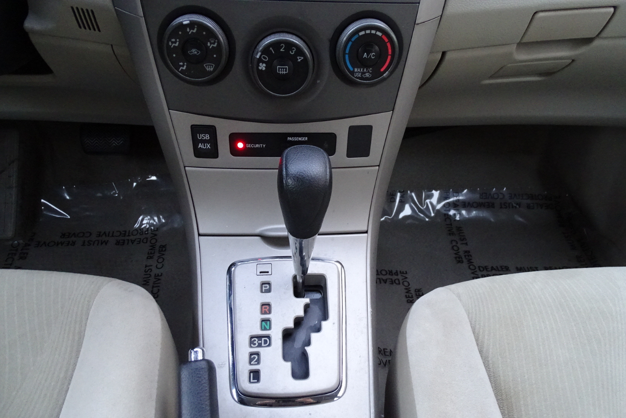 Toyota Corolla 4dr Sdn Auto LE Special Edition (Natl) 2013