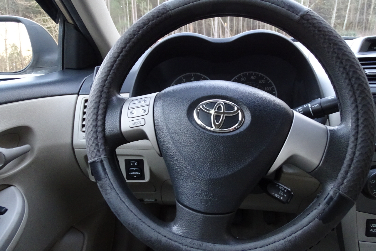 Toyota Corolla 4dr Sdn Auto LE Special Edition (Natl) 2013