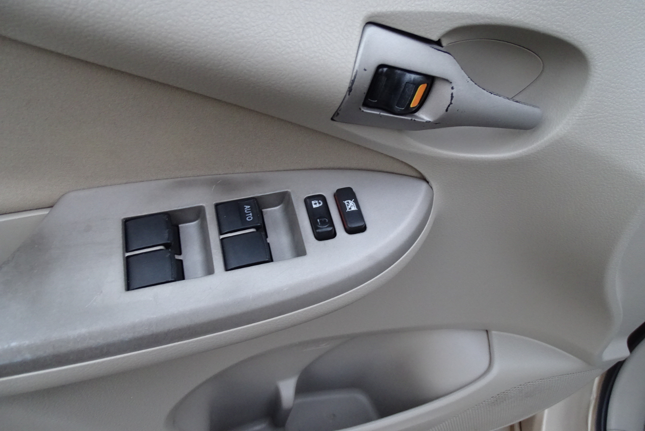 Toyota Corolla 4dr Sdn Auto LE Special Edition (Natl) 2013