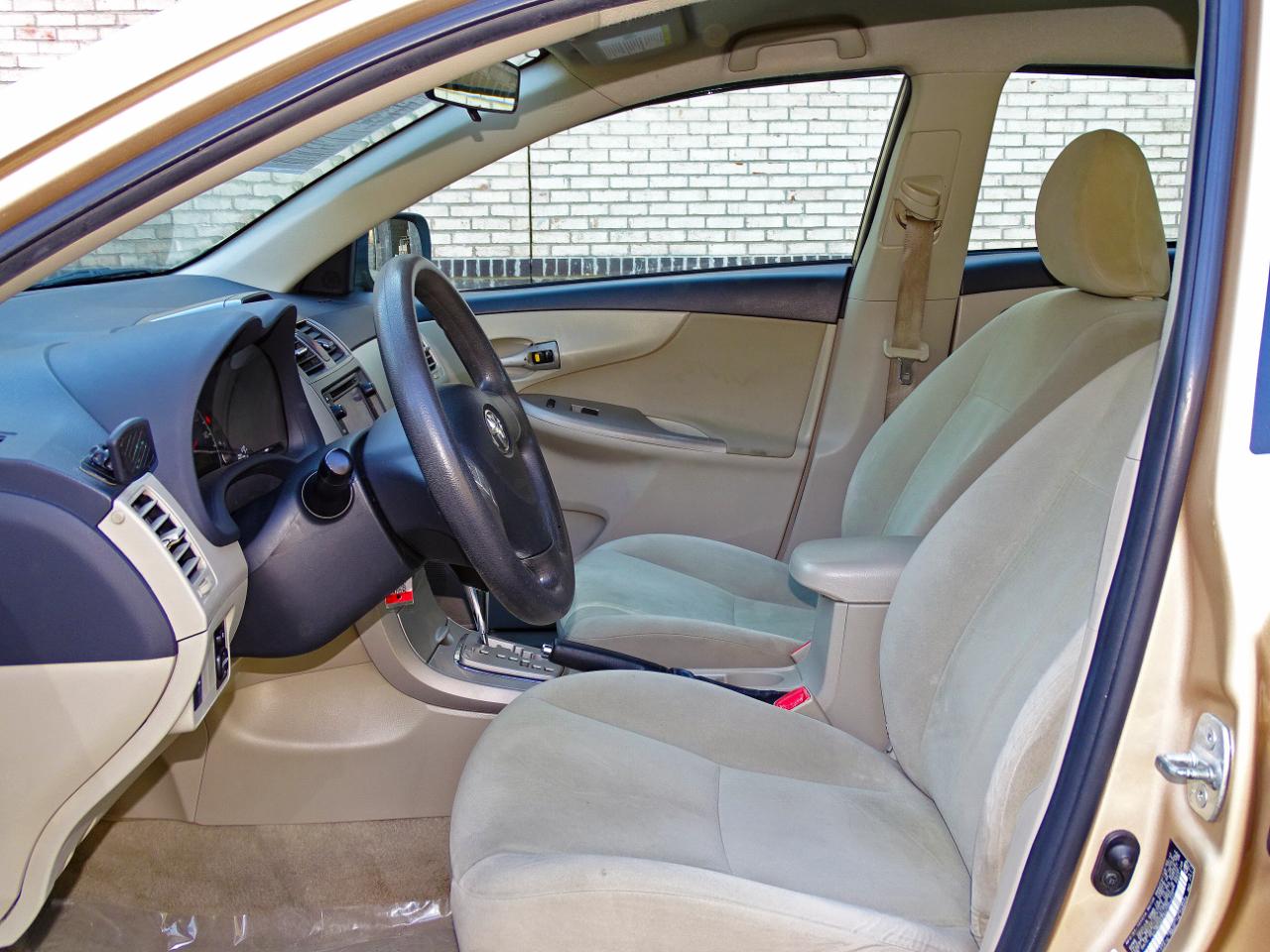 Toyota Corolla 4dr Sdn Auto LE Special Edition (Natl) 2013