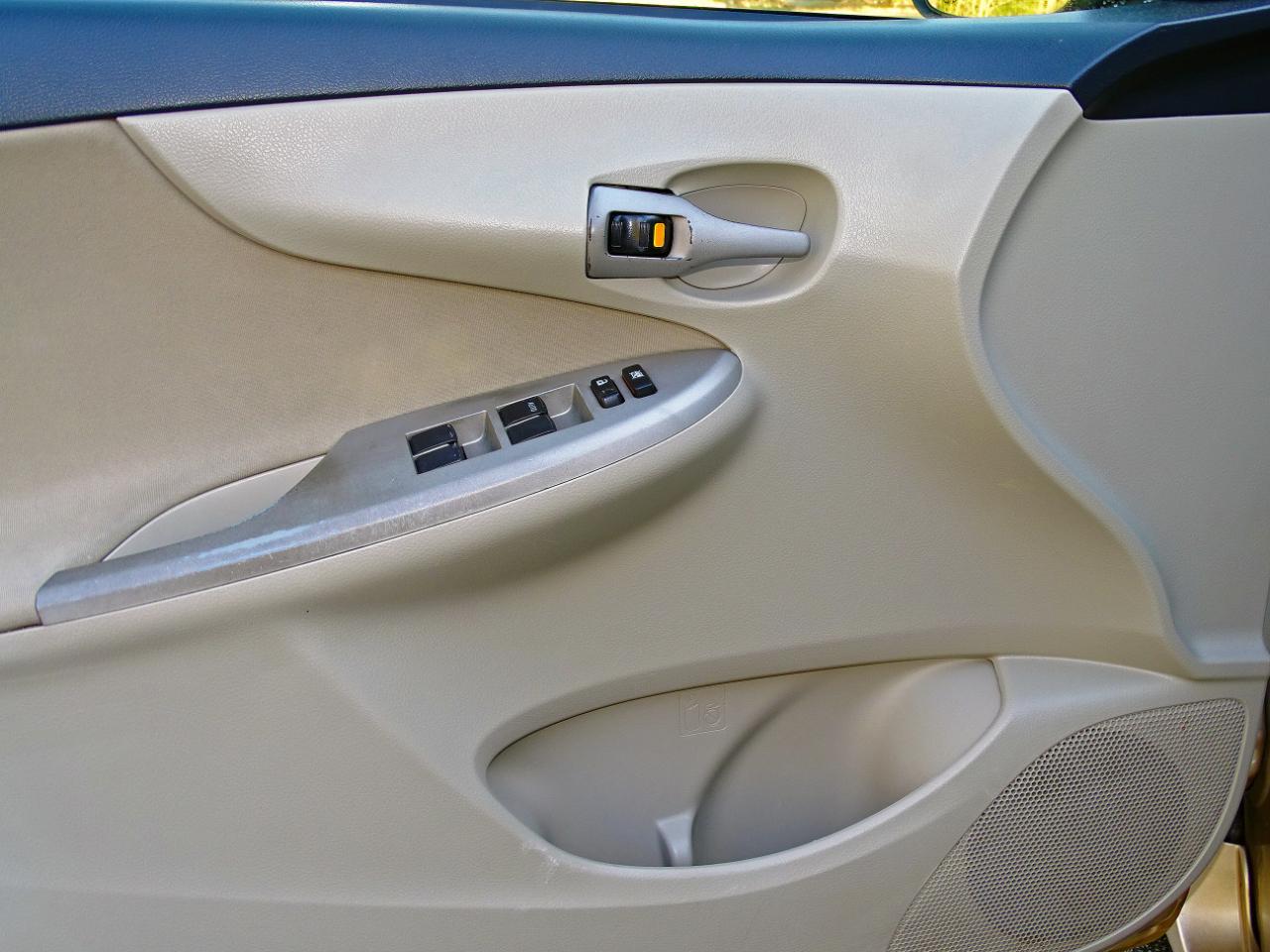 Toyota Corolla 4dr Sdn Auto LE Special Edition (Natl) 2013