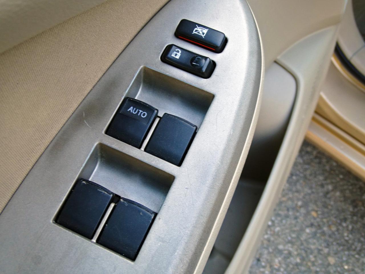 Toyota Corolla 4dr Sdn Auto LE Special Edition (Natl) 2013