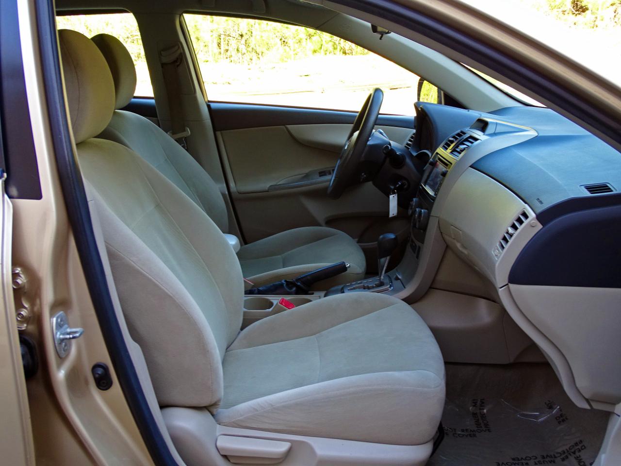 Toyota Corolla 4dr Sdn Auto LE Special Edition (Natl) 2013