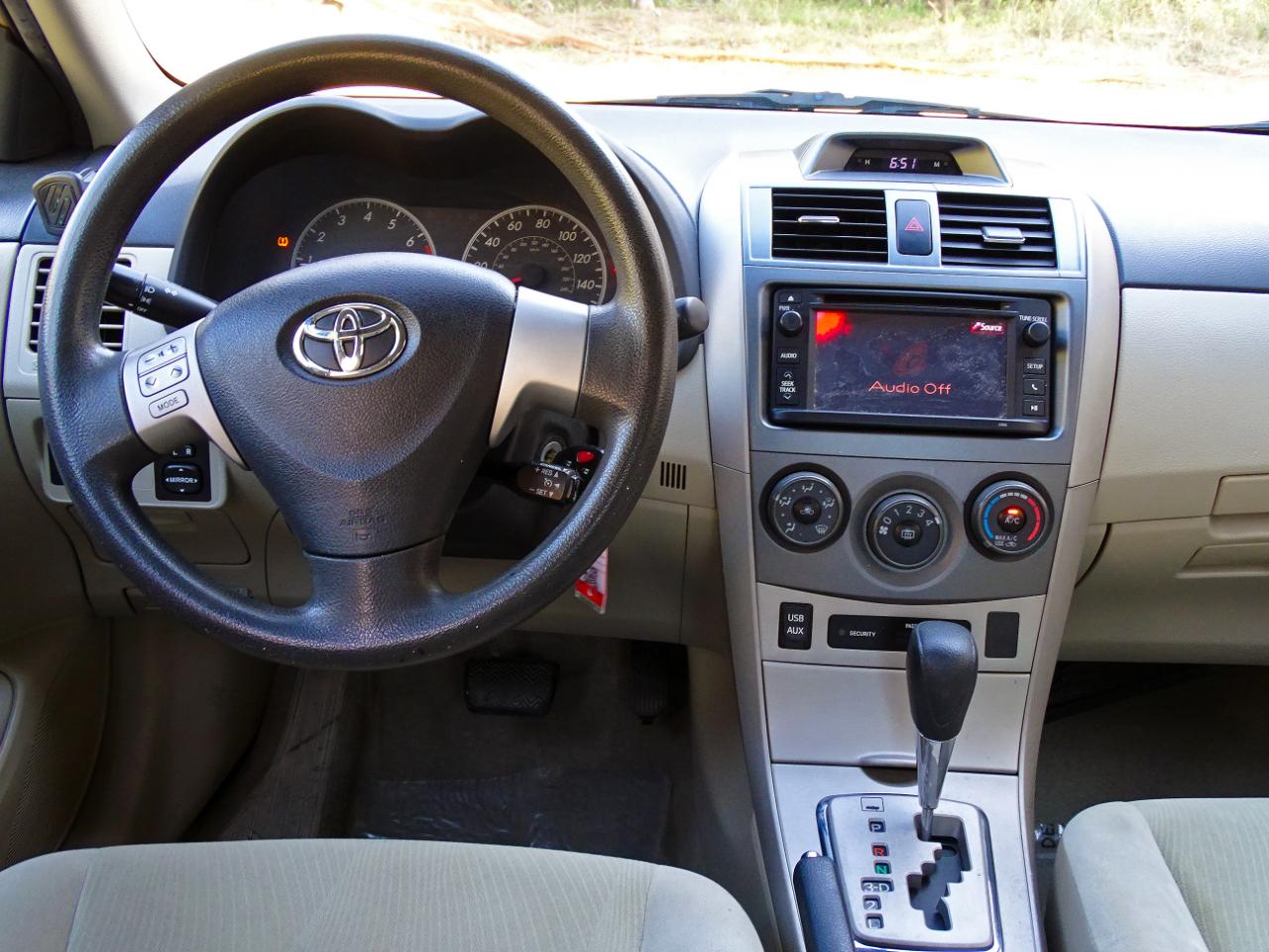 Toyota Corolla 4dr Sdn Auto LE Special Edition (Natl) 2013