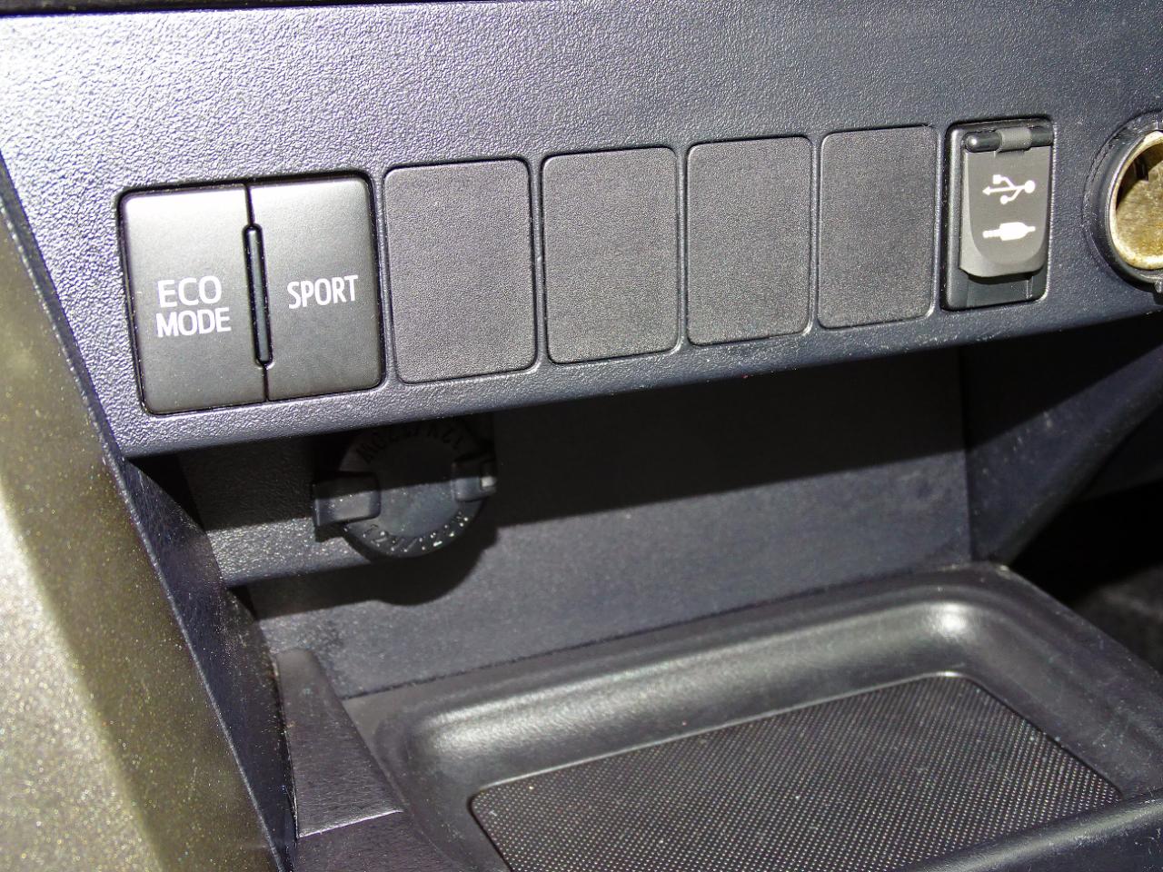 Toyota RAV4 AWD 4dr LE (Natl) 2013