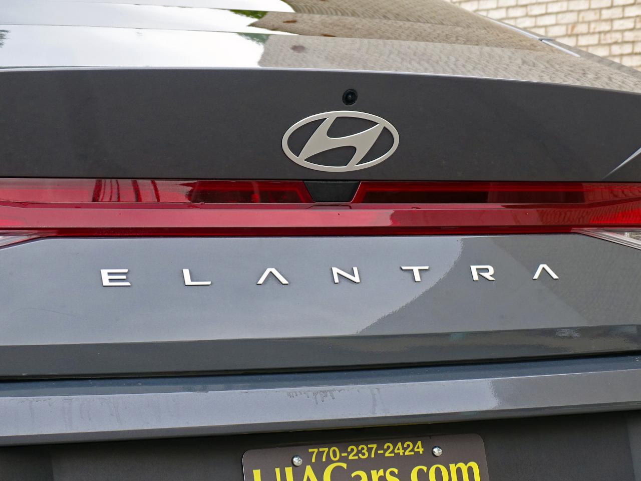 Hyundai Elantra SE Auto 2025