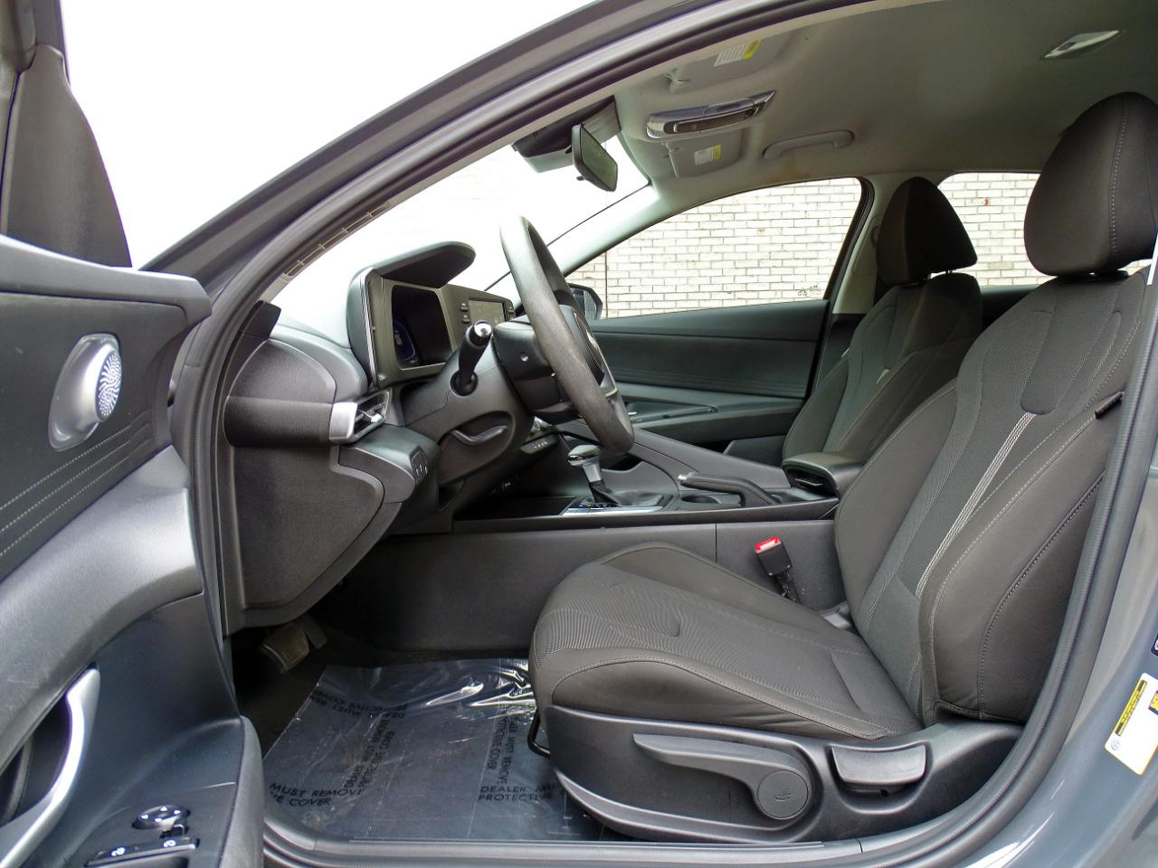 Hyundai Elantra SE Auto 2025