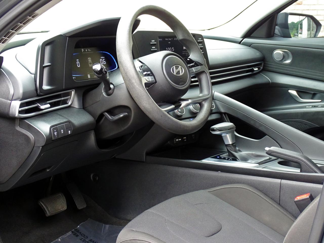 Hyundai Elantra SE Auto 2025