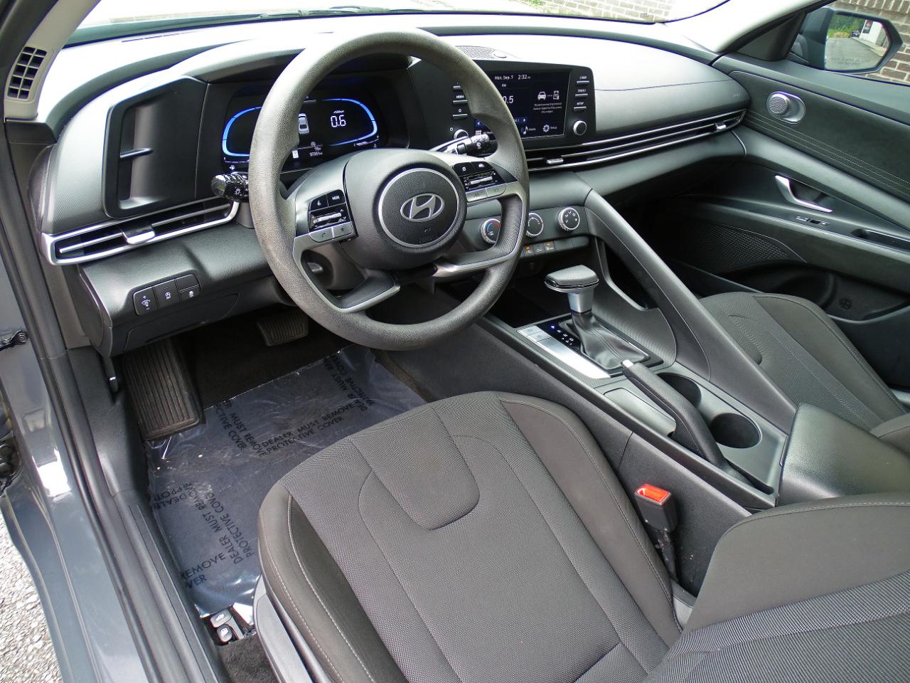 Hyundai Elantra SE Auto 2025