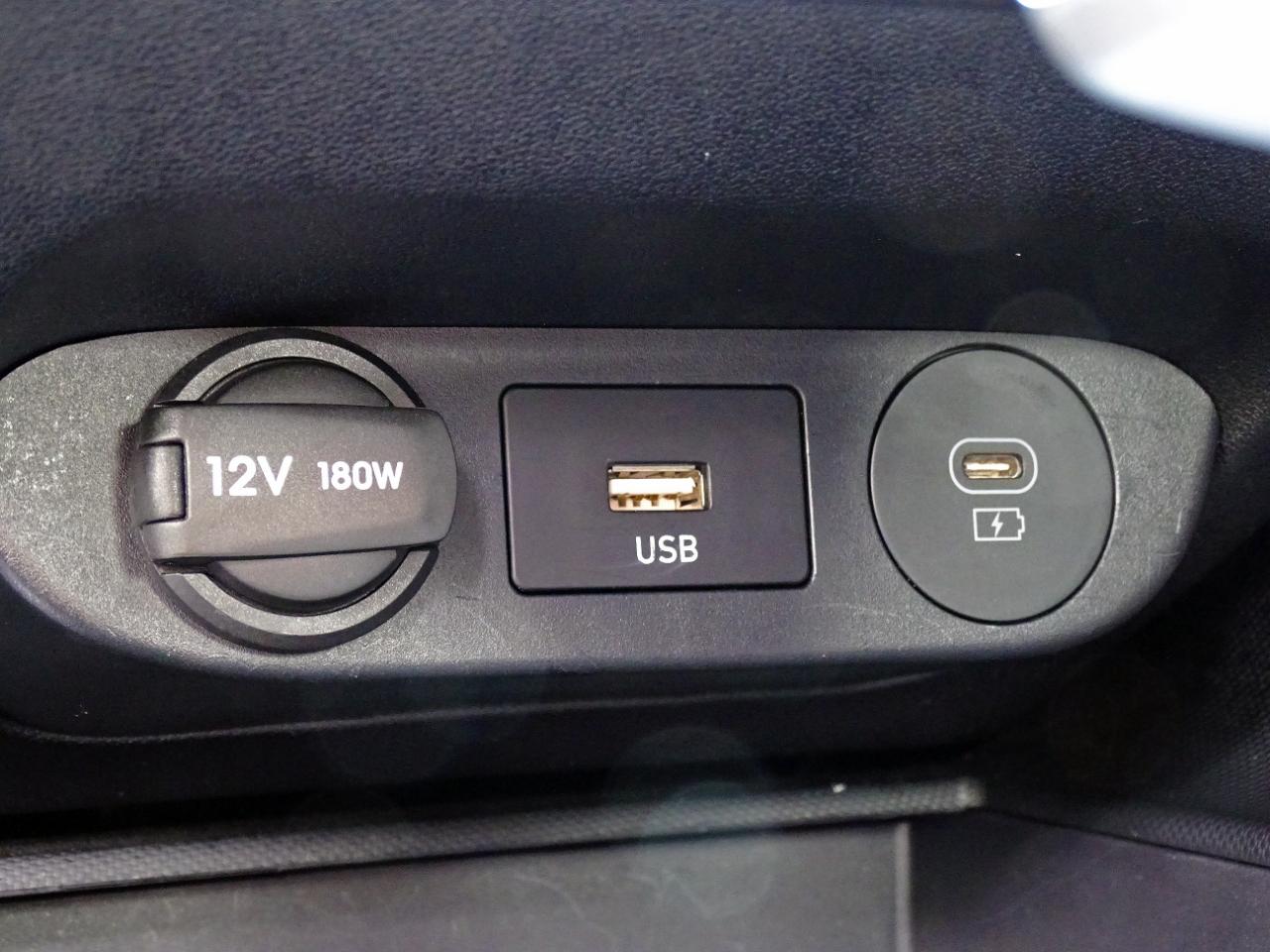 Hyundai Elantra SE Auto 2025