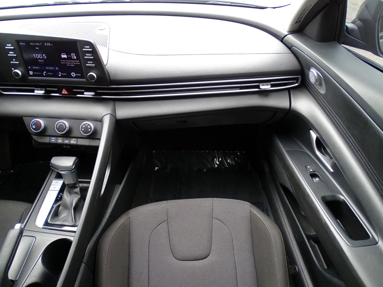 Hyundai Elantra SE Auto 2025