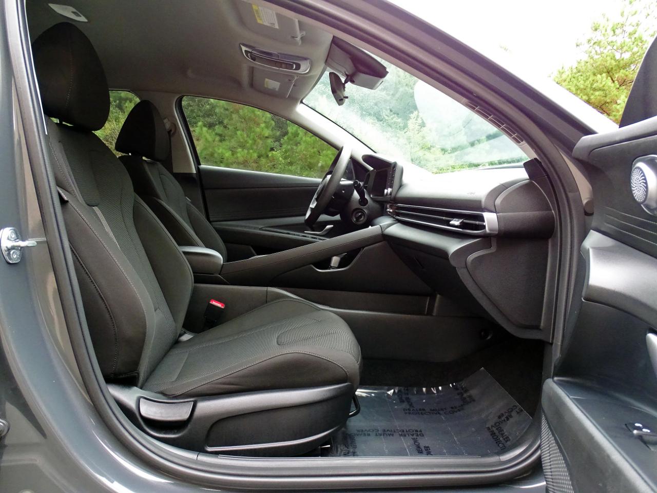 Hyundai Elantra SE Auto 2025
