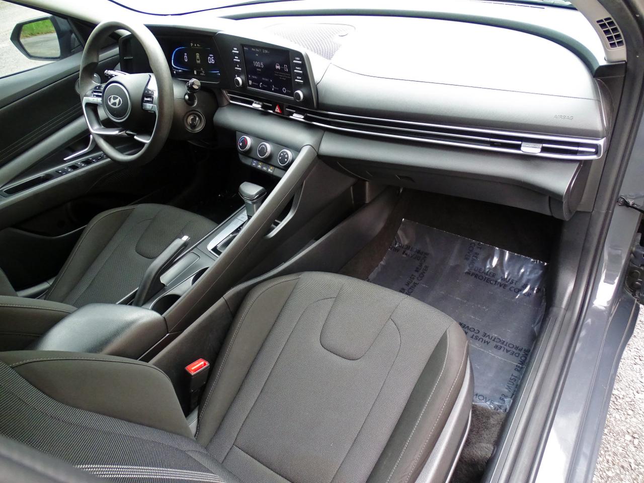 Hyundai Elantra SE Auto 2025