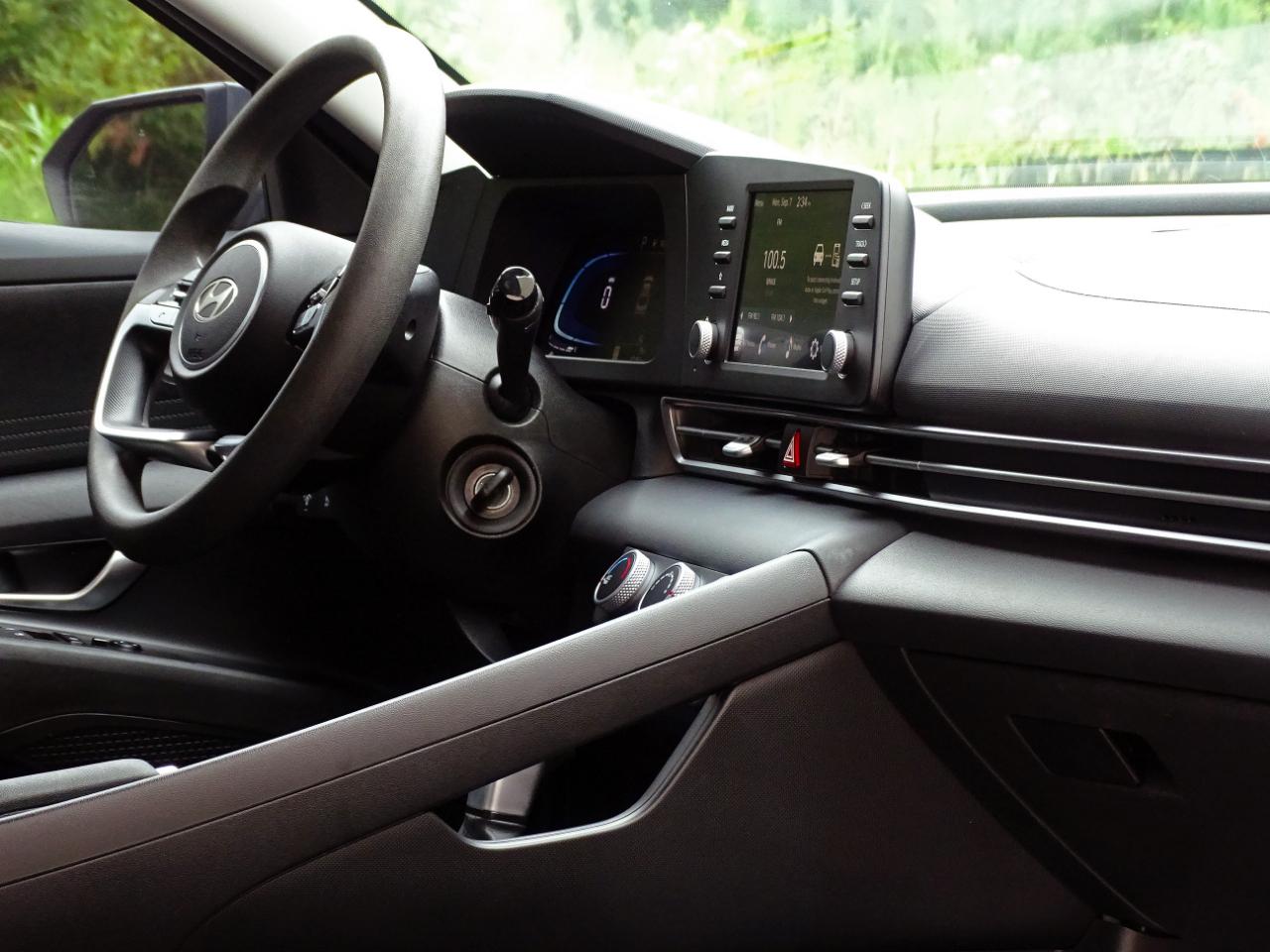 Hyundai Elantra SE Auto 2025