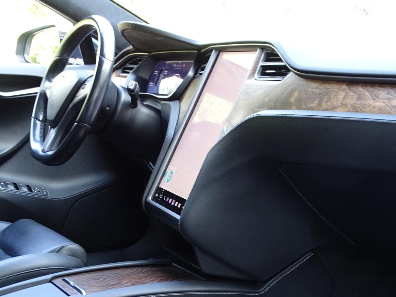 Tesla Model S photo 23