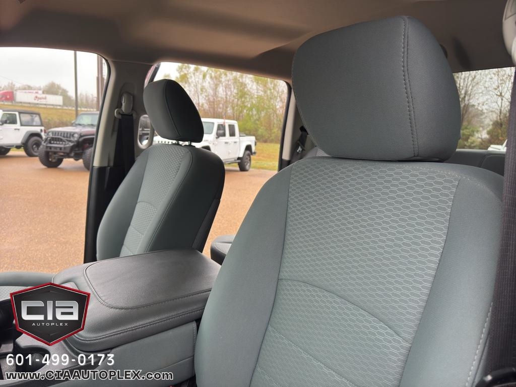 RAM 1500 Classic Tradesman 4x4 Crew Cab 5'7" Box 2019