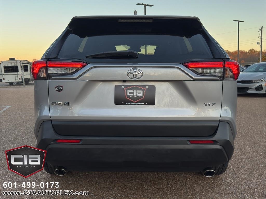 Toyota RAV4 XLE FWD (Natl) 2021