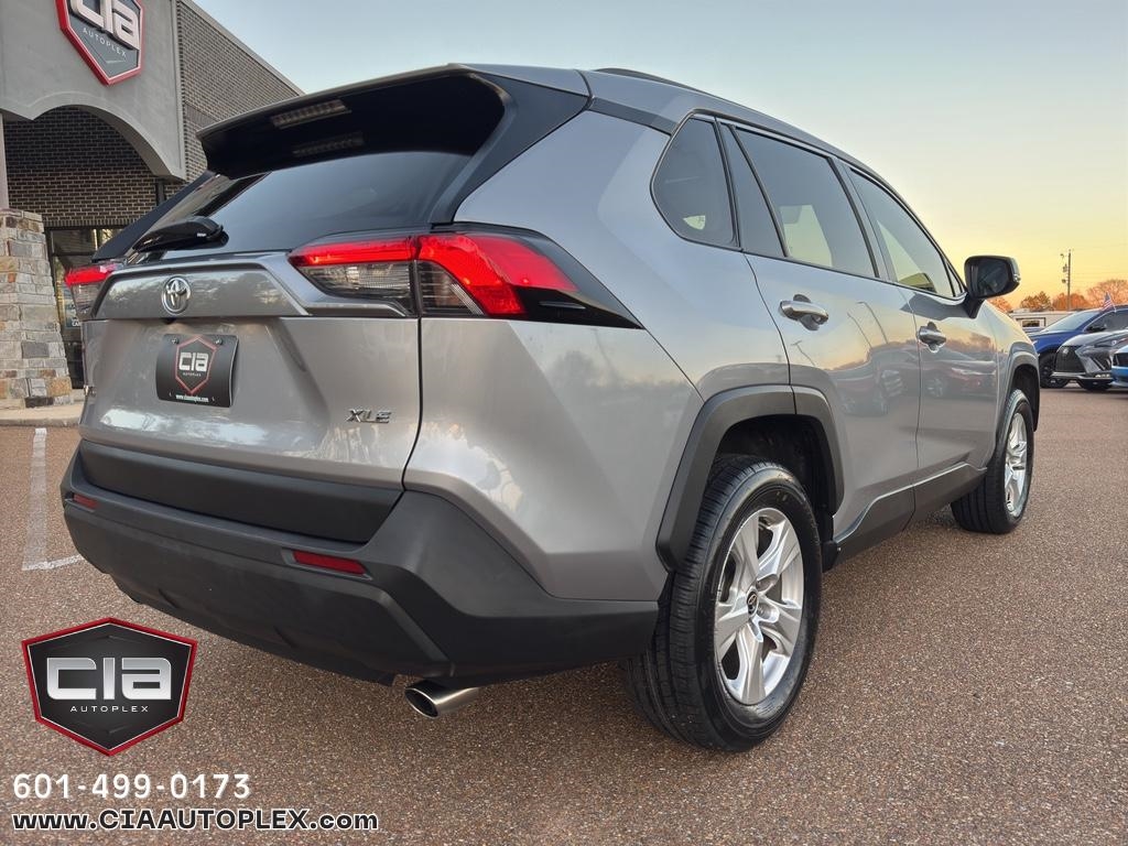 Toyota RAV4 XLE FWD (Natl) 2021
