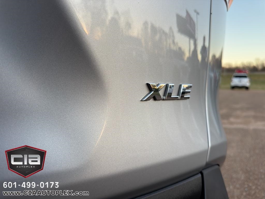 Toyota RAV4 XLE FWD (Natl) 2021