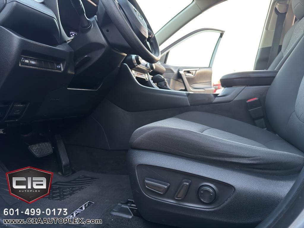 Toyota RAV4 XLE FWD (Natl) 2021