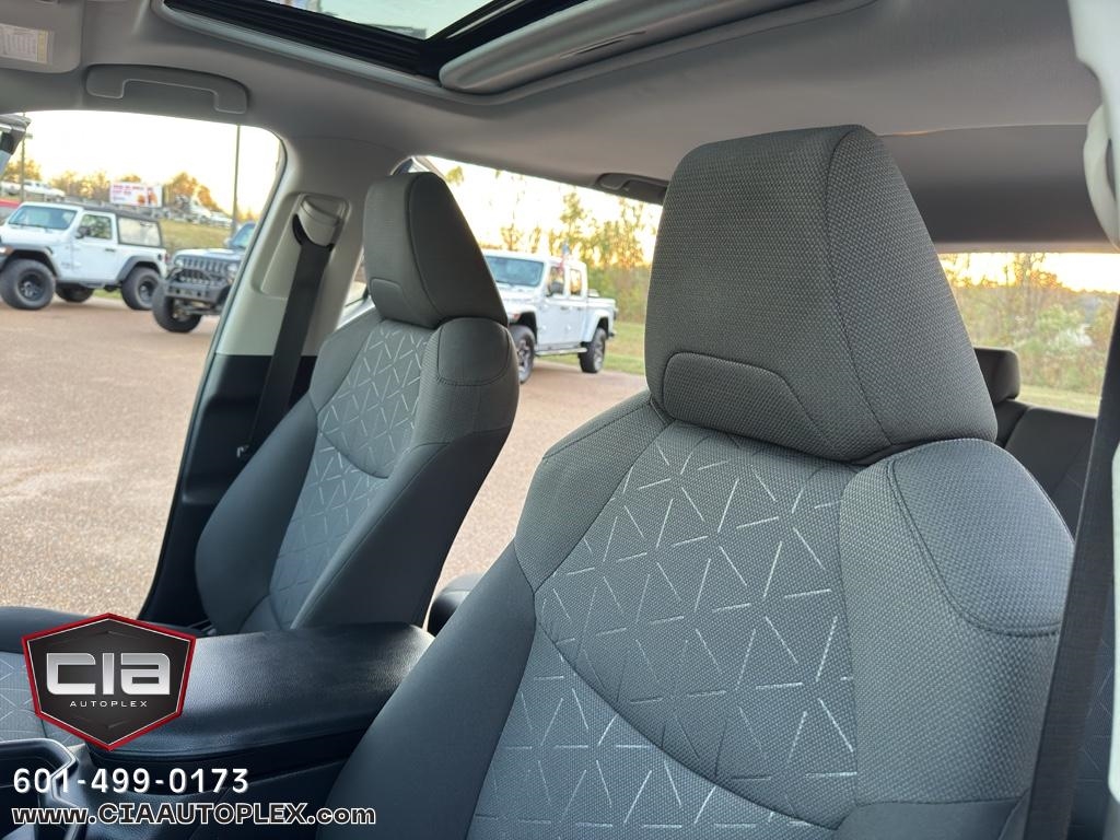 Toyota RAV4 XLE FWD (Natl) 2021