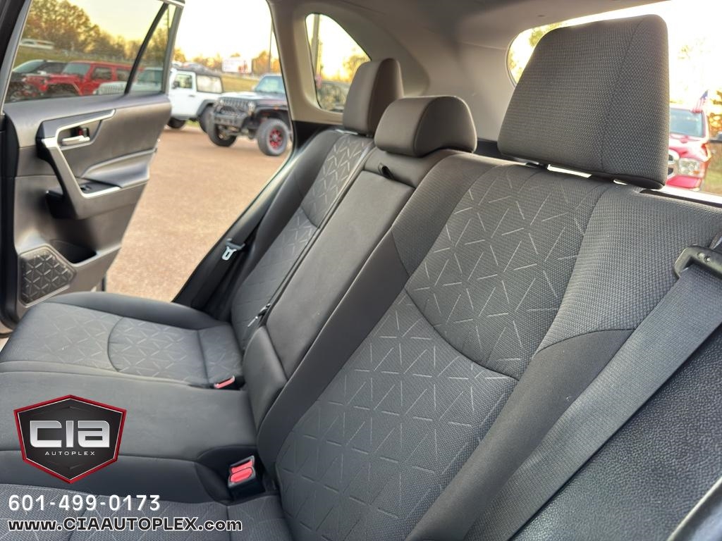 Toyota RAV4 XLE FWD (Natl) 2021