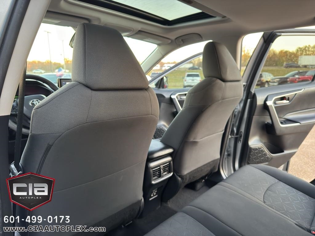 Toyota RAV4 XLE FWD (Natl) 2021