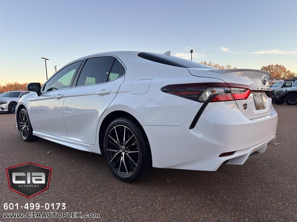 Toyota Camry SE Auto (Natl) 2021